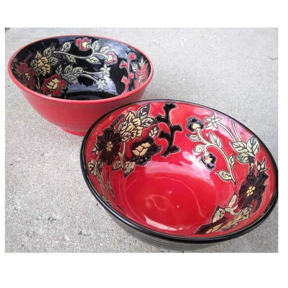 2 Chinese Famille Rose (Black and Red) Interior Enameled Porcelain Bowls - Picture 4 of 10